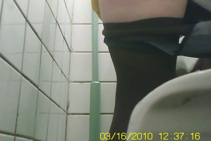 Busty ass bending over and taking a good nice pee