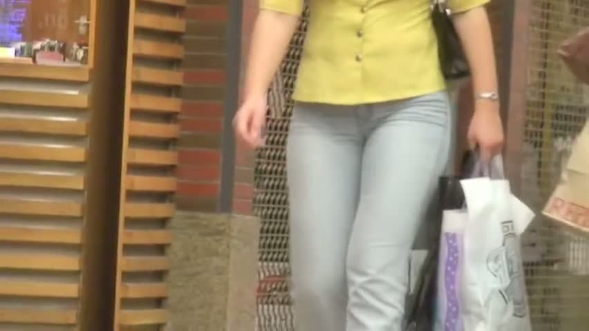 Mature ass showing off at shopping on street cam