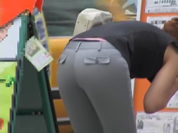 Babe in tight pants bends over and gets on candid butt video