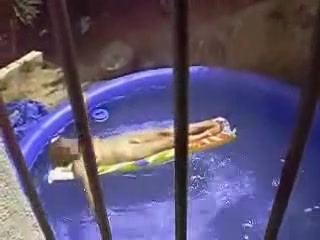MILF nue dans la piscine