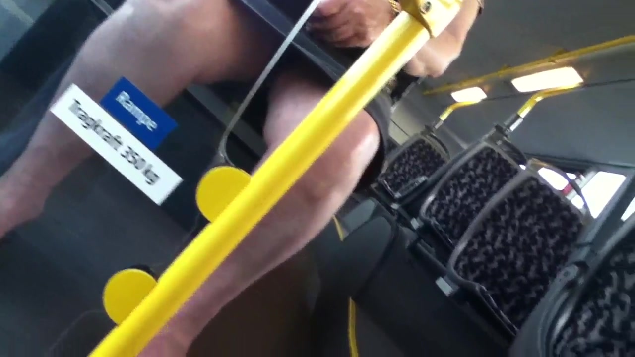 Versteckte Kamera filmt Dame im Bus zwischen den Beinen