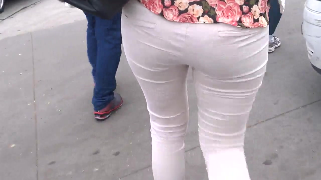 SDRUWS2 - VISIBLE PANTY LINE ON THE STREET