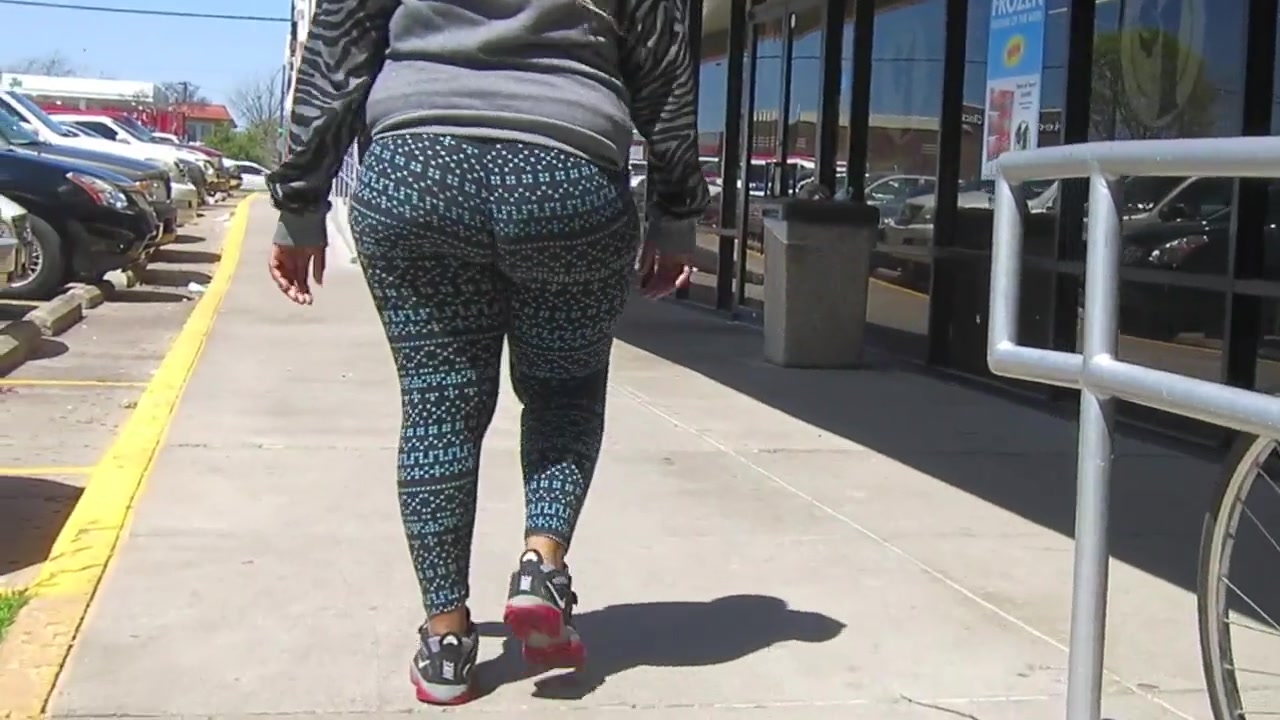 Big fat jiggly juicy booty in yoga pants