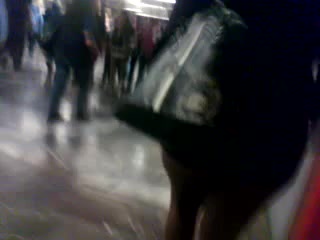En el metro: morena madura exhibicionista