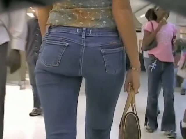 Street candid video of gorgeous chicks in public
