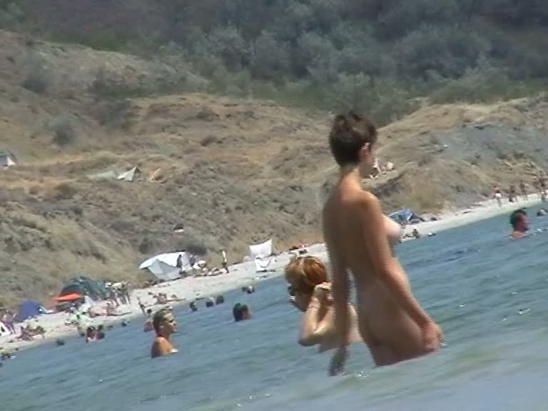 Amateur video of some babes on the beach