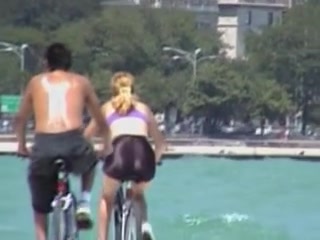 Awesome firm booty of the sexy bicycle rider on candid cam 06r