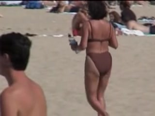 Bronze skin mature with perfect body on candid beach film 06t