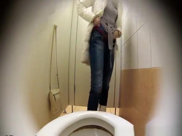 Hot ass chick peeing in toilet