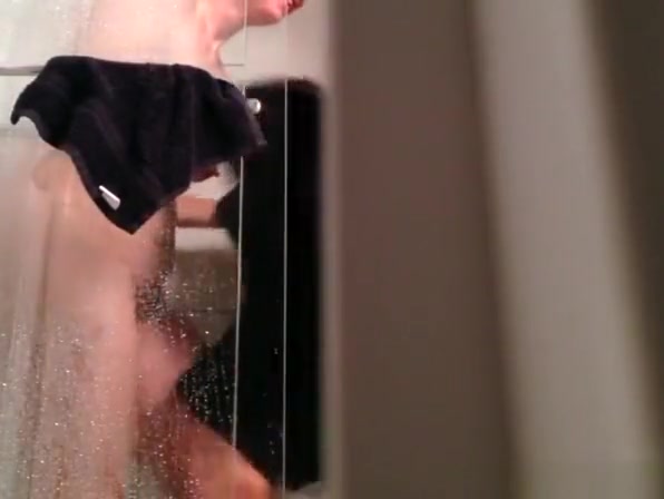 Chubby mature wife spied taking shower