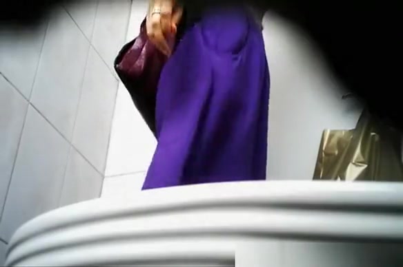 Long skirt woman peeing