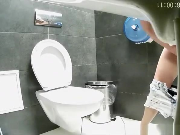 Girl spied in modern public toilet pissing