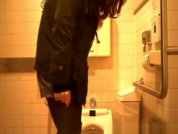 Asian woman spied in toilet peeing