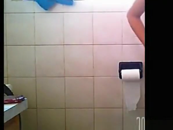 Girl pees in toilet and cleans pussy