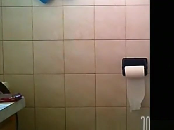 Girl pees in toilet and cleans pussy