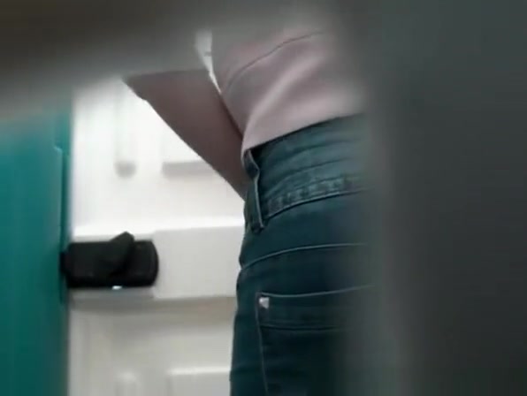 Nice ass woman take a pee