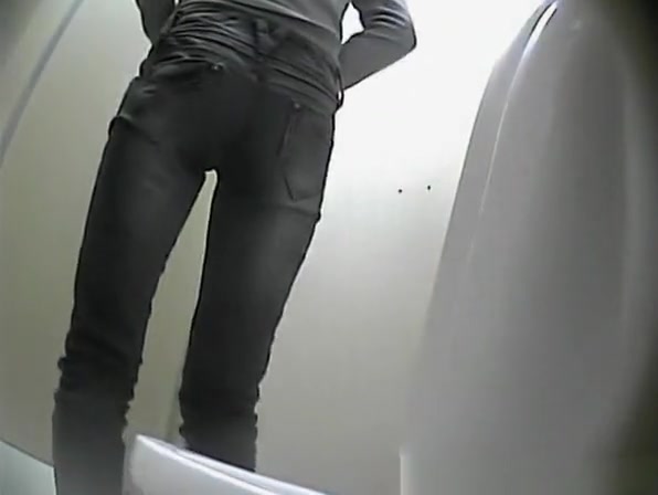 Chick spied in public toilet squatting and pissing