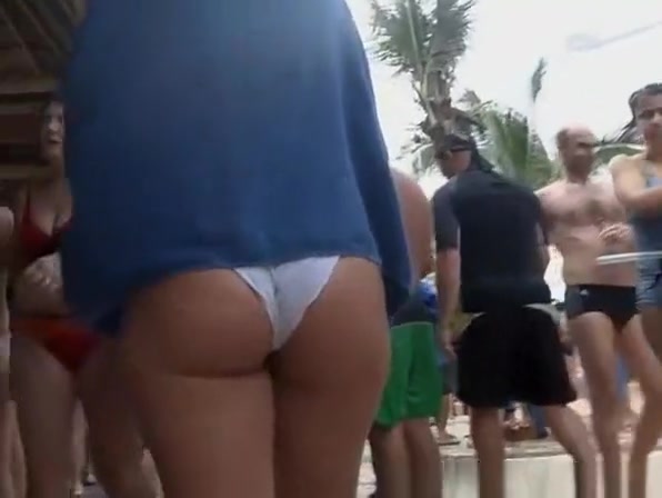 Sexy bubble ass chick with goosebumps