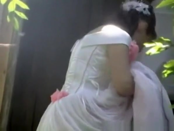 Bride and groom caught peeing