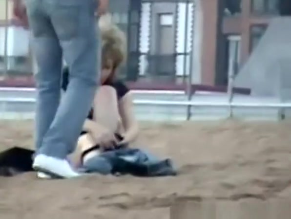 Drunk couple caught fucking in the beach