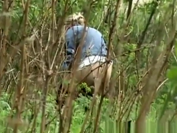 Blonde quick pee in bushes