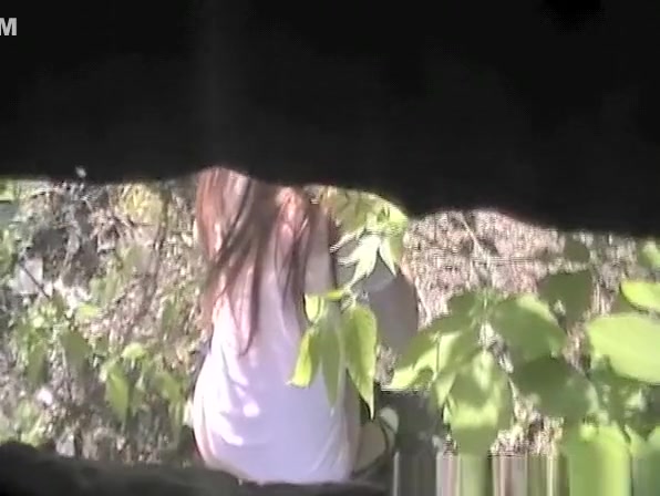 Two girls caught pissing in the nature