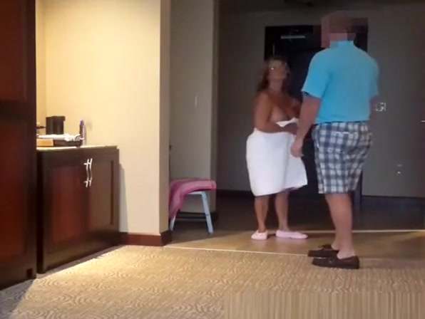 Busty mature woman flash pizza delivery guy