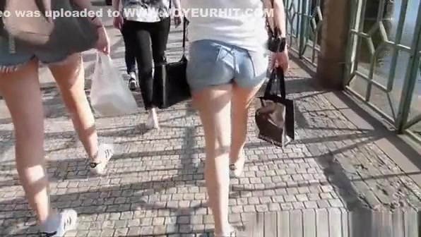 2 girls in sexy jeans shorts