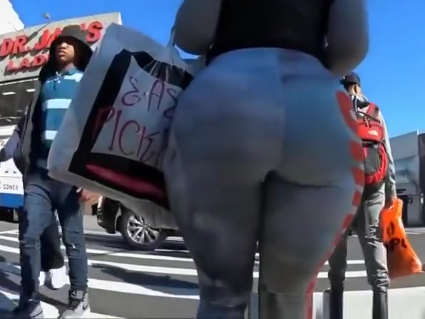 Huge ass ebony woman in leggings