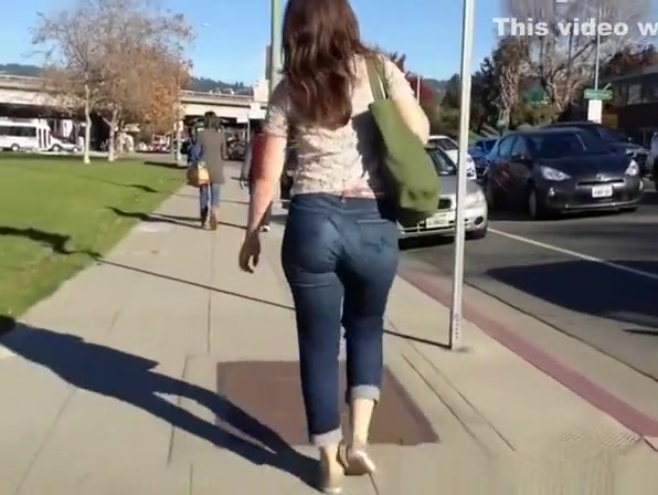 Woman with big bubble butt walking