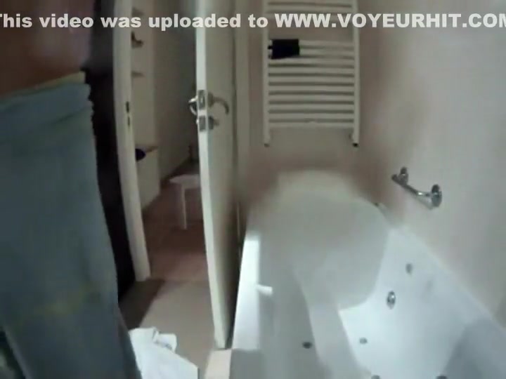 Voyeuring a nude couple showering