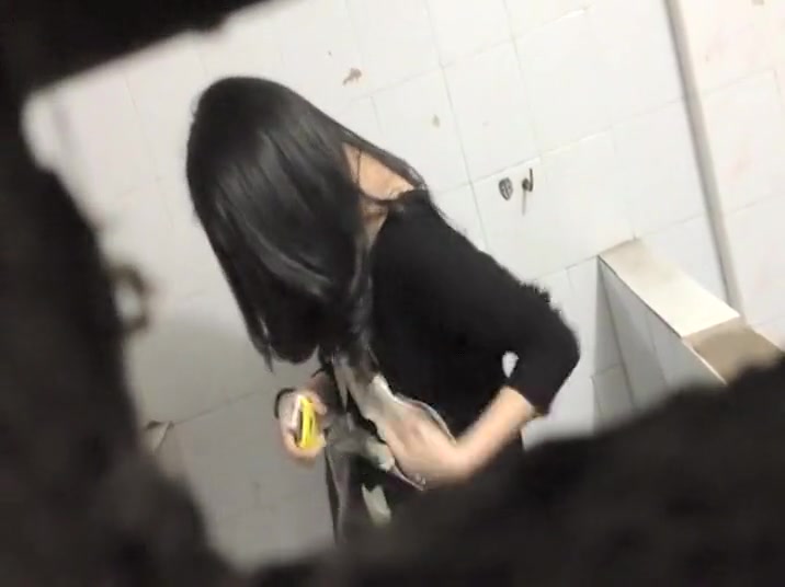 Asian beauty spied when she pissed