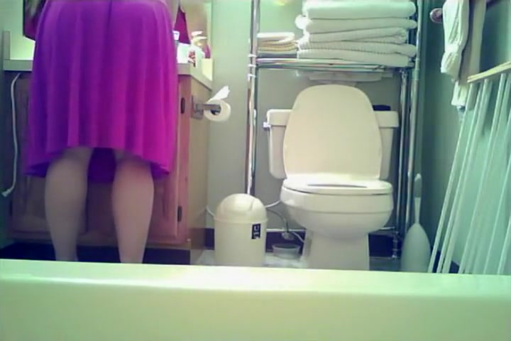 Teen girl pissing and wiping her little pussy