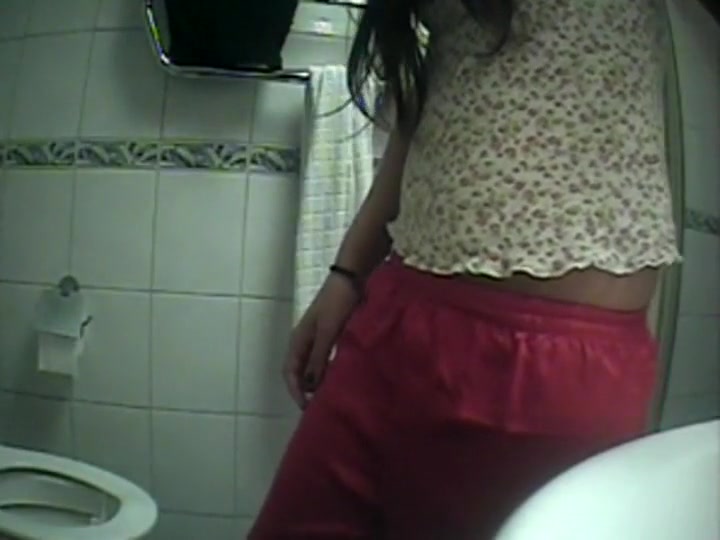 Hidden cam caught a teen girl pee