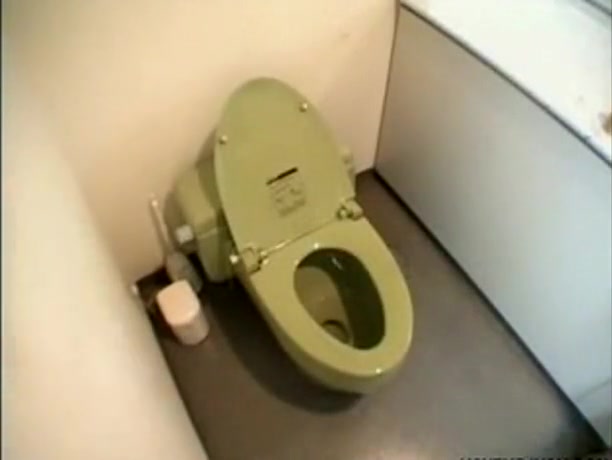 Japanese lady caught pissing in a toilet