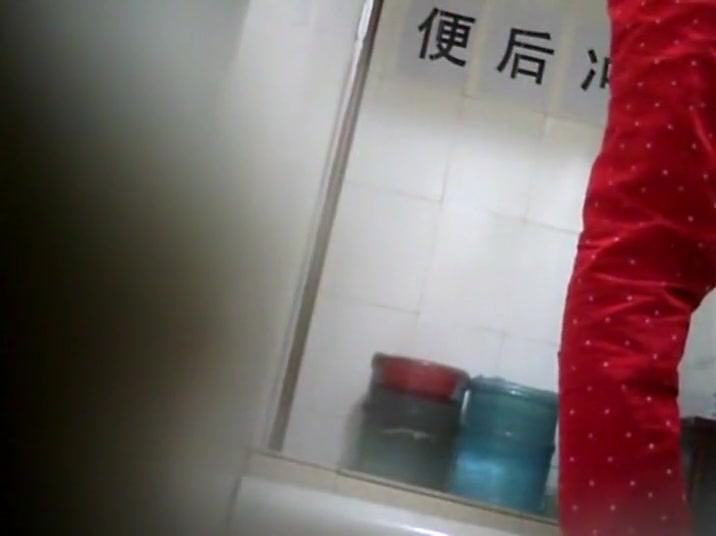 Geeky chinese girl spied while pissing