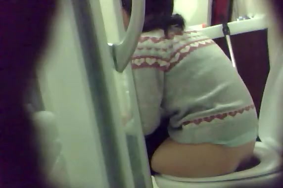 Hidden peep on her tight ass on a toilet