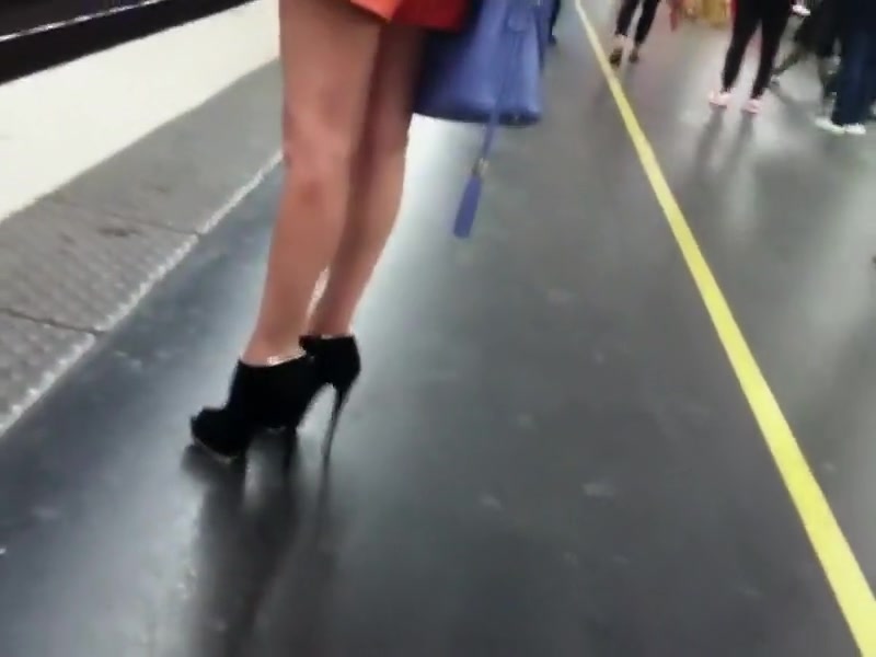 Leggy hottie stalked to the train