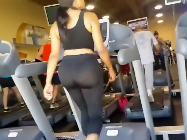 Big butt voyeured while on a treadmill