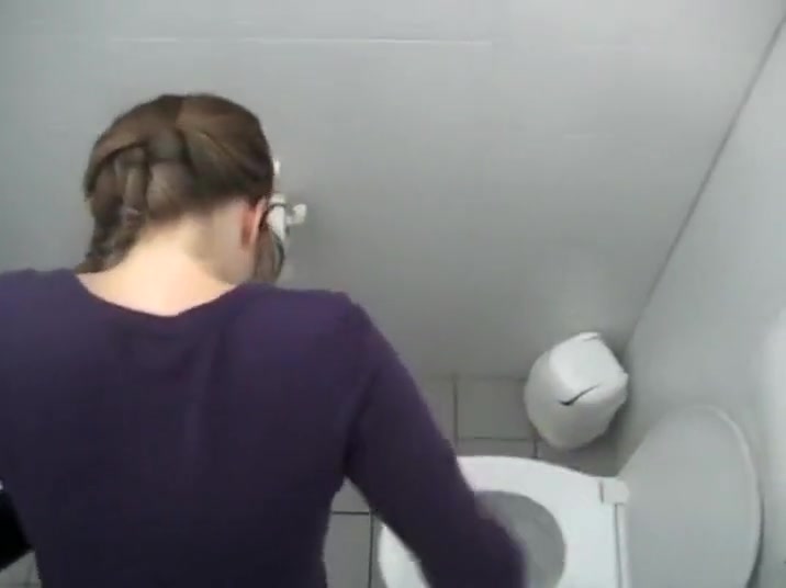 Voyeur spies a college girl in the toilet