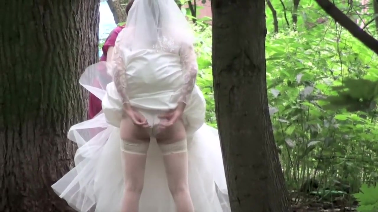 Bride's hot pissing pussy gets peeped