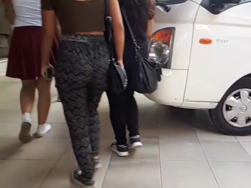 Jiggling ass with an amazing swag