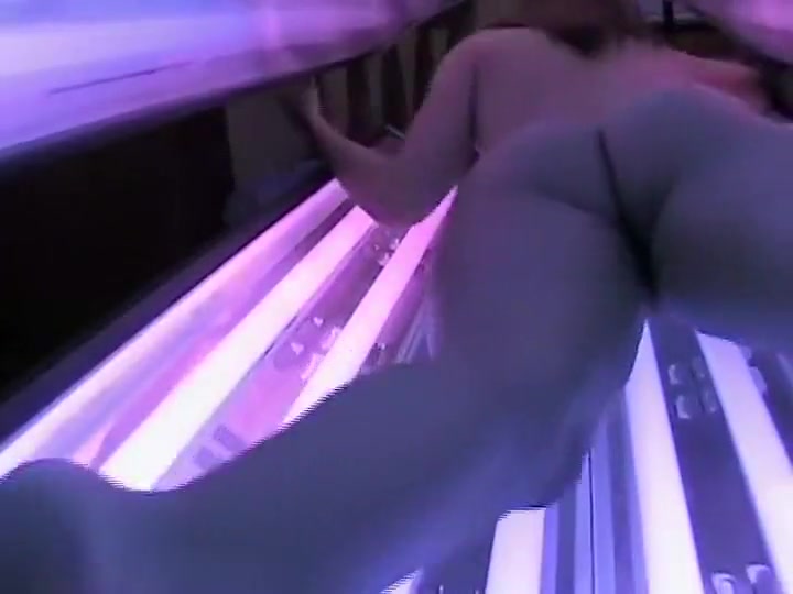 Sexy naked girl in the tanning bed