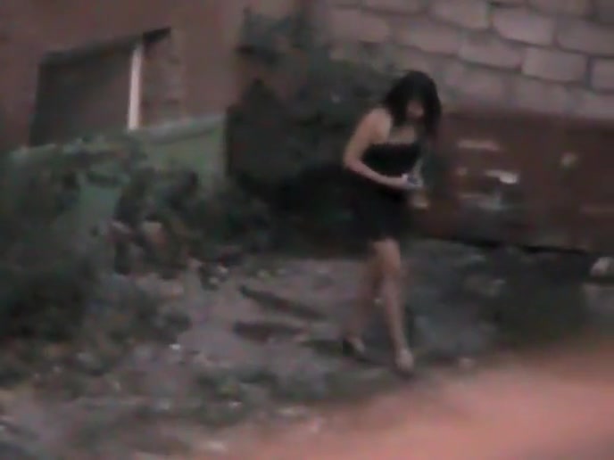 Voyeur caught a slutty girl pee in an alley