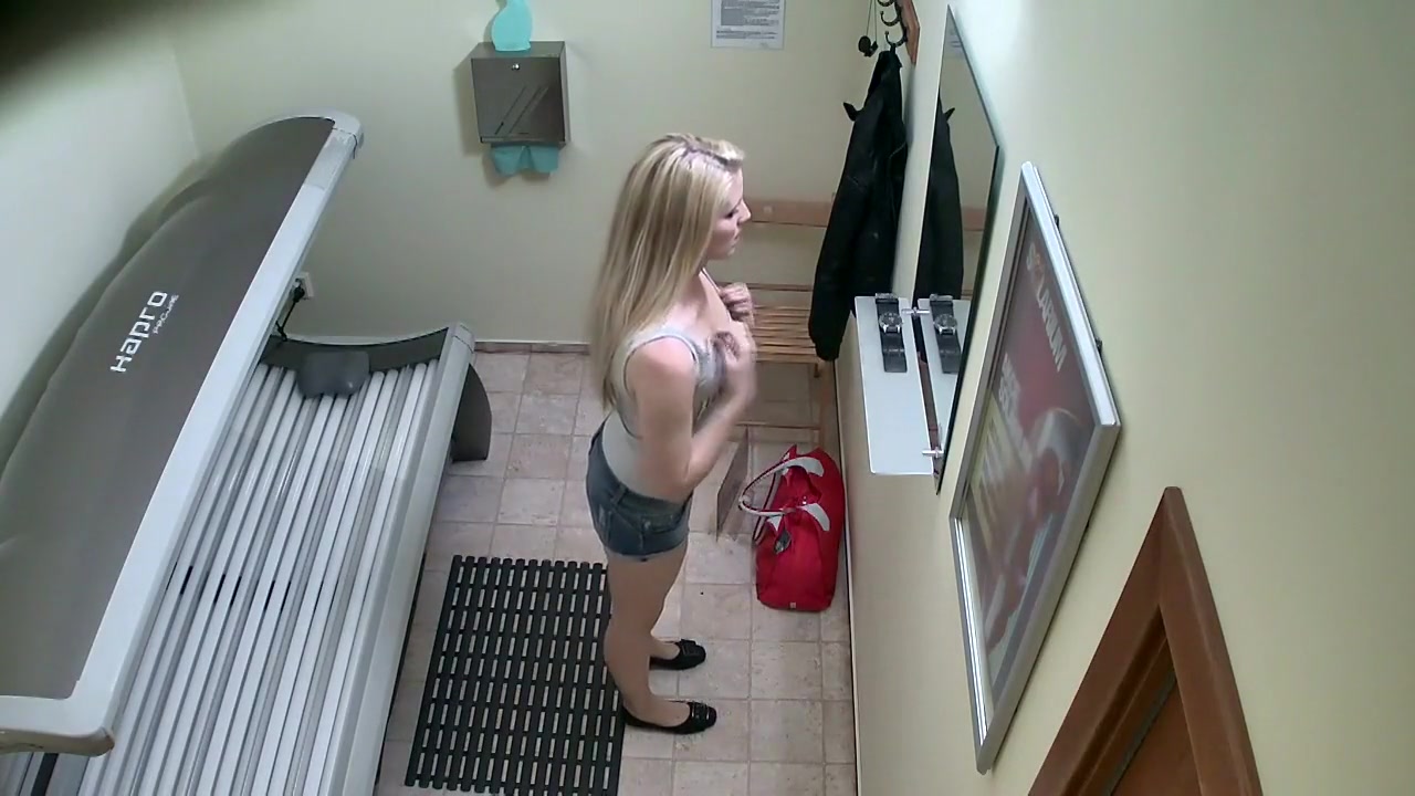 Girlfriend's ass shakes while she cleans
