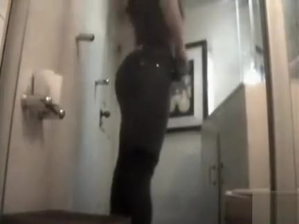 Hot booty babe changes clothes on hidden cam
