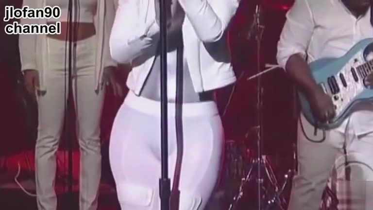 Iggy Azalea and her amazing big booty on stage