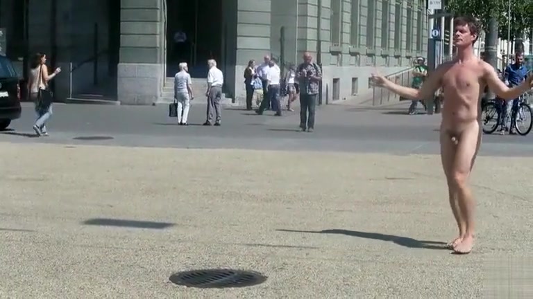 Nude man runs around a public square and gets attention