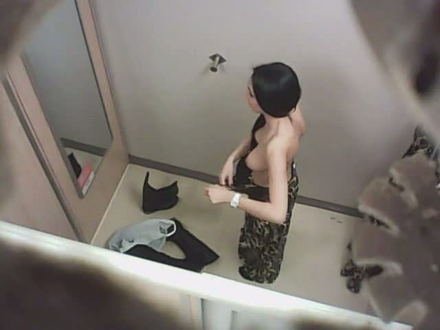 Great sexy voyeur video of hot babe in changing room