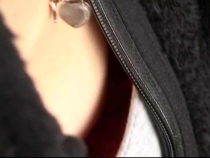 Down blouse teen girl video gets a peek of Asian nipple